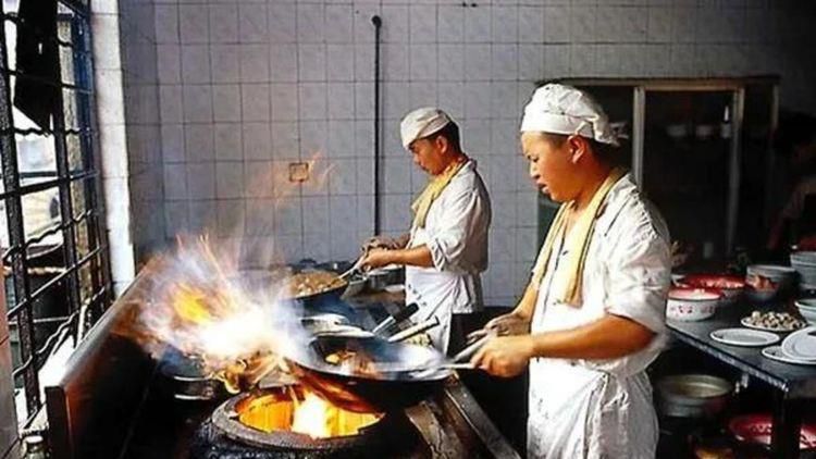 战报欧冠-奥纳纳失误曼联3-3遭加拉塔萨雷逼平 末轮胜拜仁才可能出线北京时间1:45欧冠A组第5轮，曼联客场对阵加拉塔萨雷。